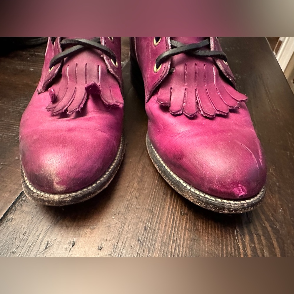 Women’s vintage Justin cowboy boots in purple